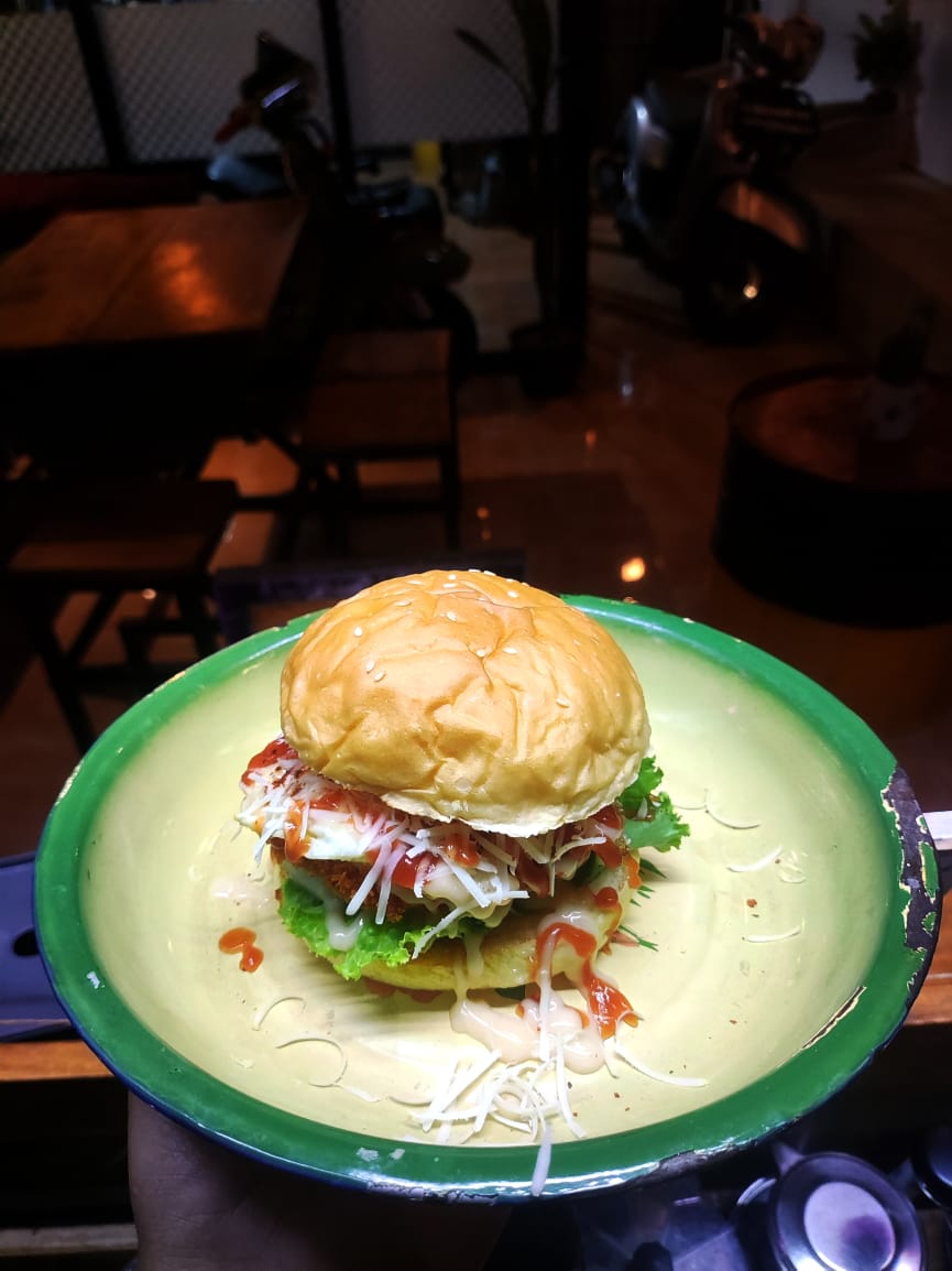 Burger Telur Berlian Burger Makassar dengan telur dan keju