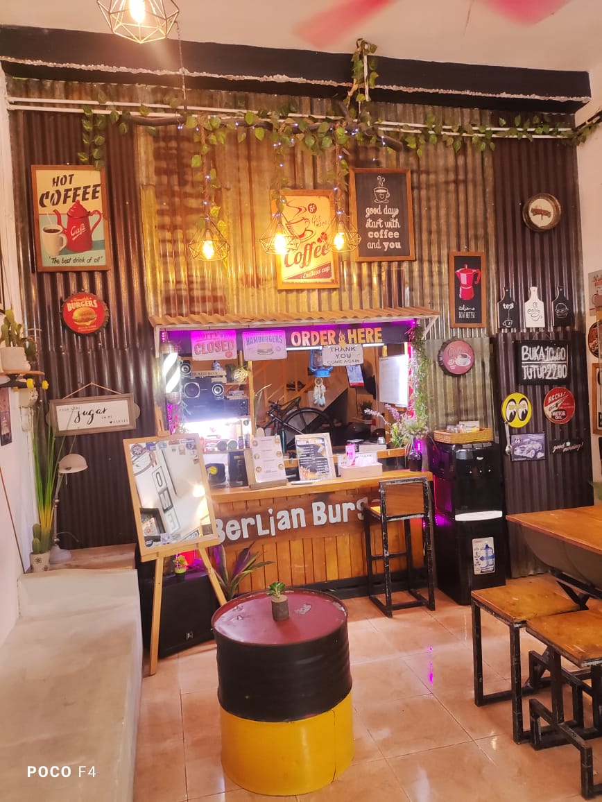 Suasana utama Berlian Burger Studio Pangkas Sudiang Makassar