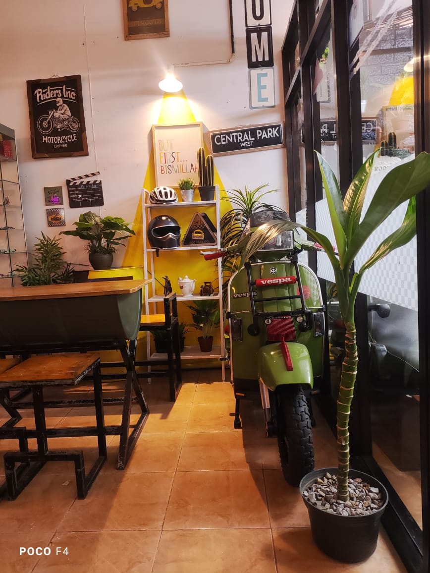 Interior detail dan vibes Berlian Burger Makassar